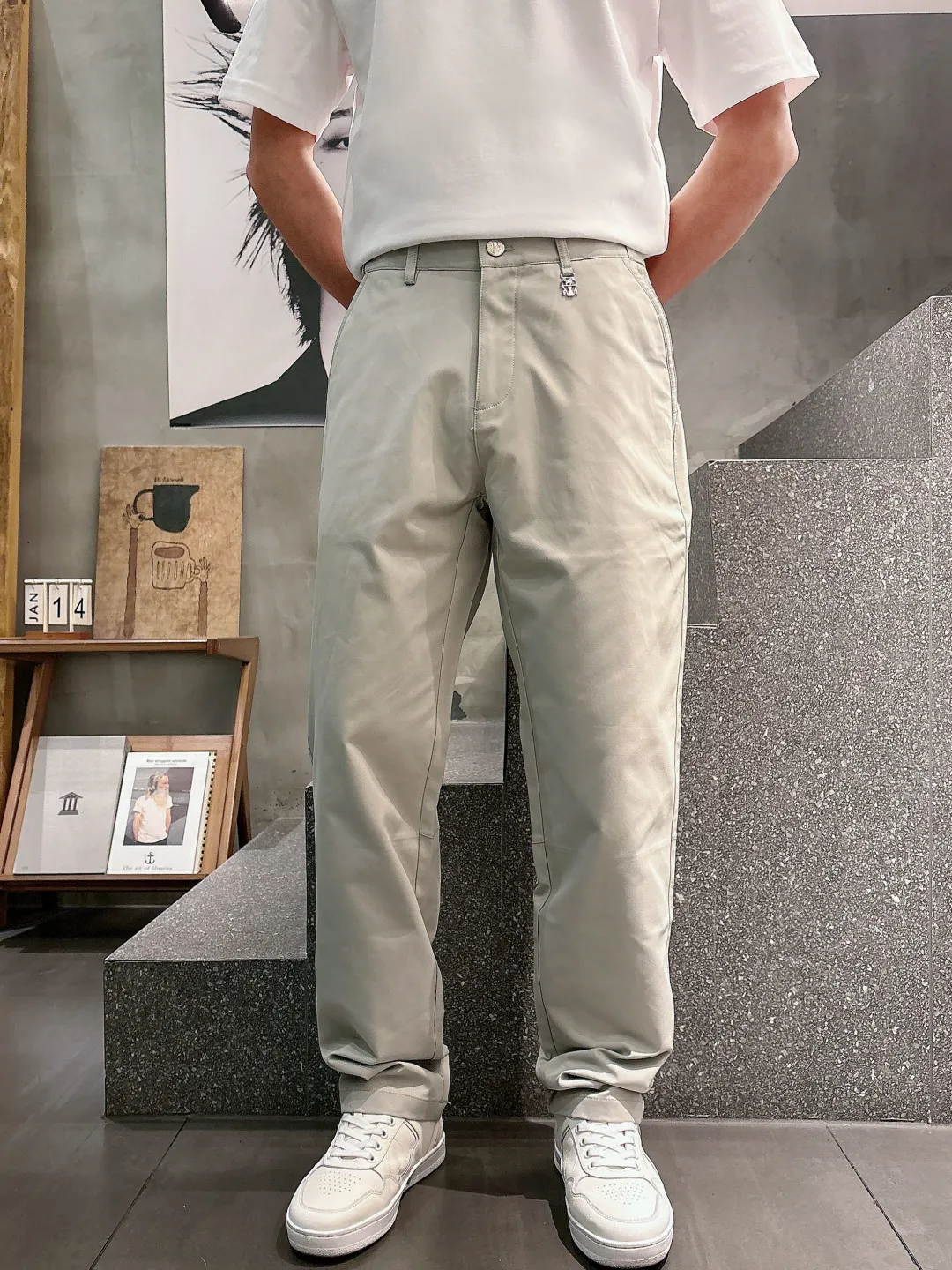 BC 26FW combed cotton blend, crisp and stylish, with a strong sense of ribbing, anti-wrinkle, strong elasticity on all sides, good elasticity, elastic waist, three-dimensional tailoring, upper body, slim and stylish men's casual trousers# The latest online casual trousers with extraordinary taste, the customized fabric is the focus of this style! The soft and elastic fabric gives it excellent stiffness, always maintains a neat shape, and is not easily deformed. Extremely comfortable. Cotton fiber brings a natural skin-friendly feel, making the wearing experience warmer and more comfortable. Its good breathability allows the skin to breathe freely. The pants have just the right elasticity to not be restrained during activities, and the perfect fit provides a comfortable wearing experience. The overall weight is full, and the cotton component is added to feel fluffy and soft, very textured, and it is extremely comfortable and breathable to wear. It is then spun with an exclusive fabric production process, and finally tempered to produce such a top-quality fabric. It is not easy to pill and has a wide feel. It has a solid and delicate feel, a thick and soft cloth surface, good anti-pilling properties, and is not easy to wrinkle and is easy to take care of! The whole trousers have a straight and stylish texture. They have the powerful performance of being breathable, moisture-absorbing, warm and wind-resistant when worn. They are very comfortable to wear next to the body and there is no discomfort at all! The quality alone is superior to all the products on the market, and you can also feel the most top-notch comfort! Straight-leg trousers with three-dimensional tailoring that conforms to the human body, modifying your long and lean figure! The details are enough to reflect the quality. The fit is comfortable and loose without being bulky. It is suitable for all body types regardless of people. It can be easily controlled whether it is leisure or business. You deserve it! Sizes:M-XXXL